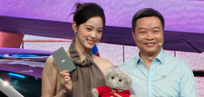 何小鹏向欧阳娜娜现场交车MONA