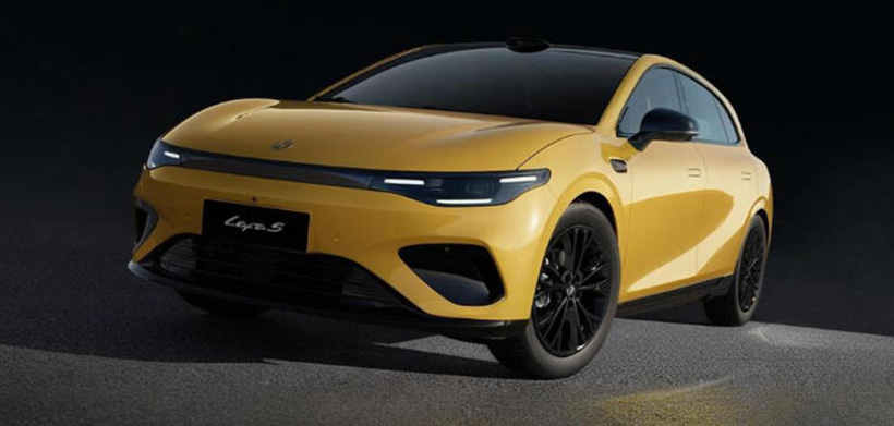 零跑Lafa5全景天幕映着风，智驾舒适全拉满