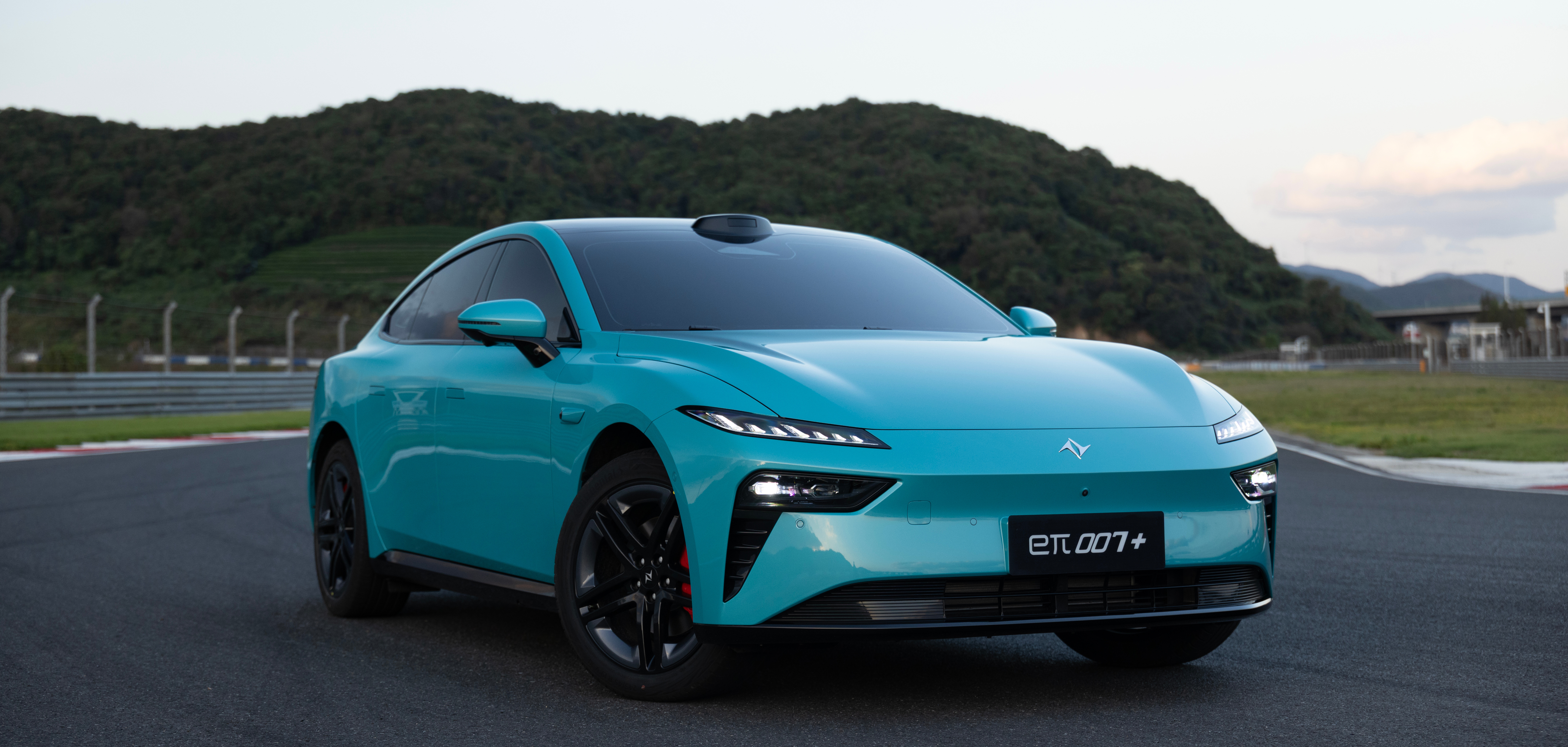 3 款满配齐炸场！eπ007 13.99 万起，激光雷达 + 升级款通杀