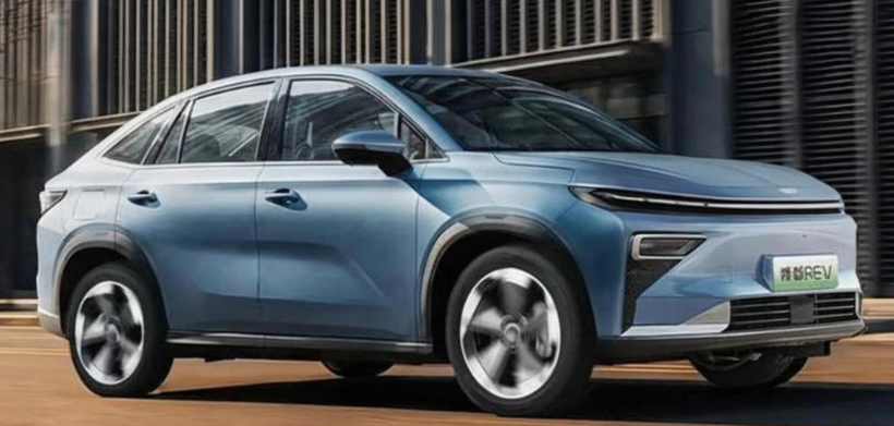 搭载这套超级铂金增程系统的博越REV 纯电续航最高可以达到375公里 综合续航达到了1,525公里