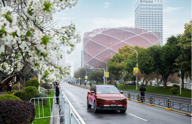 东风奕派作为官方唯一指定用车，护航2026武汉马拉松圆满举行