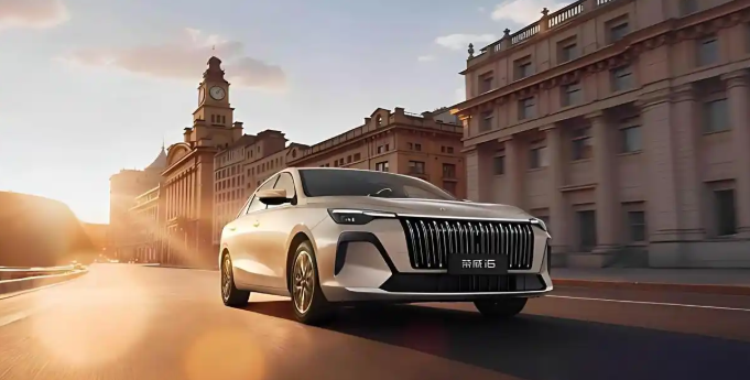 新能源狂飙时代，荣威i6如何重新定义6万级国民家轿？