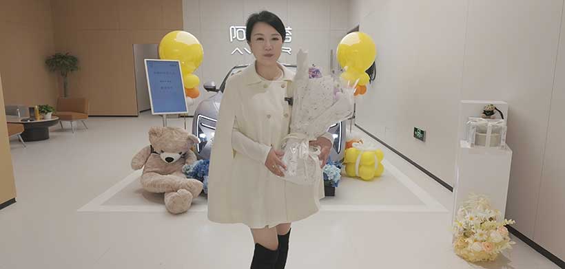 打卡阿维塔北京朝阳S级旗舰店看车像逛都市花园 